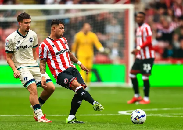 Sheffield United takımından Gustavo Hamer, 23 Ağustos 2025 'te Bramall Lane' de Sheffield United ile Millwall arasındaki Sky Bet Şampiyonası maçında pas attı.