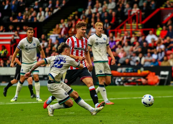 Millwall 'dan Luke Cundle, 23 Ağustos 2025' te Bramall Lane, Sheffield, İngiltere 'de oynanan Sky Bet Şampiyonası maçında maçın ilk golünü attı.