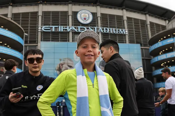 Manchester City ile Tottenham Hotspur arasındaki Premier League maçı sırasında genç bir Manchester City taraftarı Etihad Stadyumu 'nda, 23 Ağustos 2025