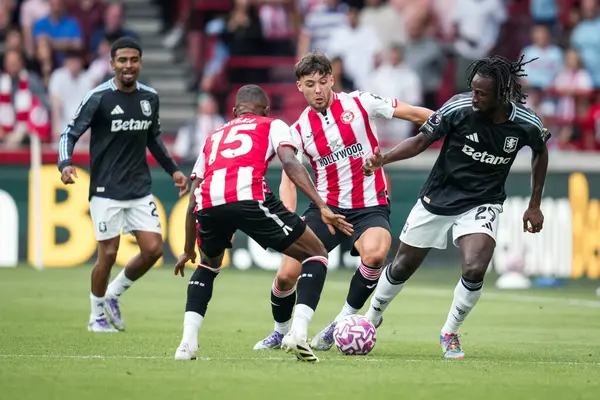 Aston Villa 'dan Evan Guessand Premier Lig maçı sırasında Brentford oyuncularının baskısı altında topa vuruyor Brentford - Aston Villa Gtech Community Stadyumu, Londra, Birleşik Krallık, 23 Ağustos 2025