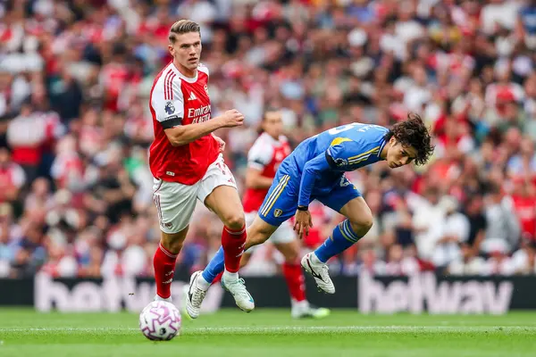 Arsenal 'den Viktor Gyokeres, Leeds United' dan Ao Tanaka ile birlikte 23 Ağustos 2025 'te Emirates Stadyumu' nda oynanan Premier League maçında Leeds United 'a karşı Arsenal maçında top mücadelesi verdi.