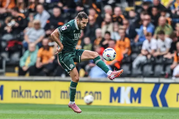 Blackburn Rovers takımından Yuri Ribeiro, 23 Ağustos 2025 'te İngiltere' nin Hull şehrindeki MKM Stadyumu 'nda oynanan Blackburn Rovers maçında topu kontrol ediyor.