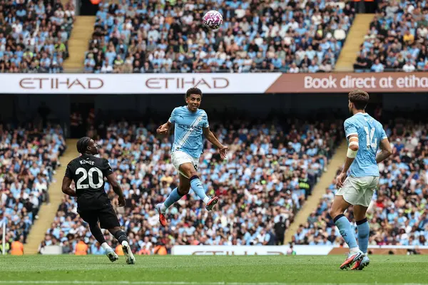 Manchester City 'den Rico Lewis, Manchester City' nin 23 Ağustos 2025 'te Etihad Stadyumu' nda Tottenham Hotspur 'a karşı oynadığı Premier League maçında yüksek topu kazanmak için sıçradı.