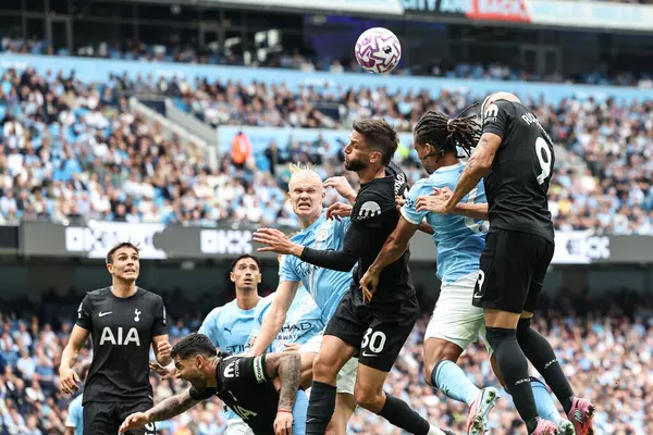 Tottenham Hotspur takımından Richarlison, 23 Ağustos 2025 tarihinde Etihad Stadyumu 'nda Manchester City ile Tottenham Hotspur arasında oynanan Premier League maçında kaleye doğru ilerliyor.
