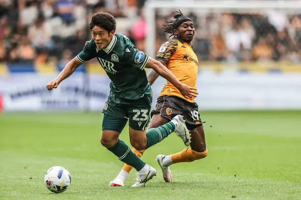 Blackburn Rovers takımından Yuki Ohashi, 23 Ağustos 2025 'te MKM Stadyumu' nda Hull City ve Blackburn Rovers maçında Hull City 'den Joel Ndala' ya faul yaptı.