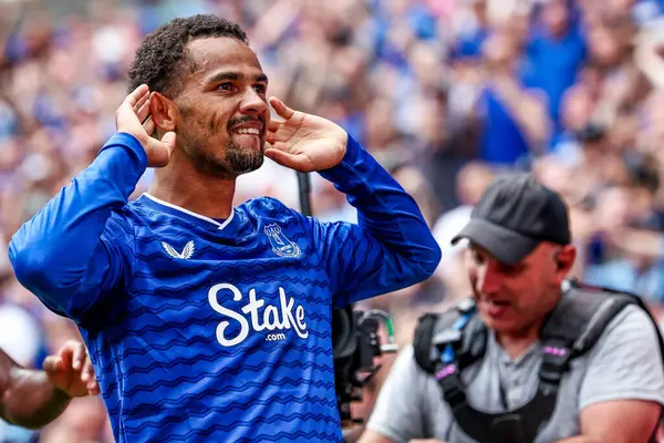 Everton 'dan Iliman Ndiaye, 24 Ağustos 2025' te Liverpool, Liverpool 'daki Hill Dickinson Stadyumu' nda oynanan Premier League maçında Everton ve Hove Albion maçında 1-0 kazanma hedefini kutluyor.