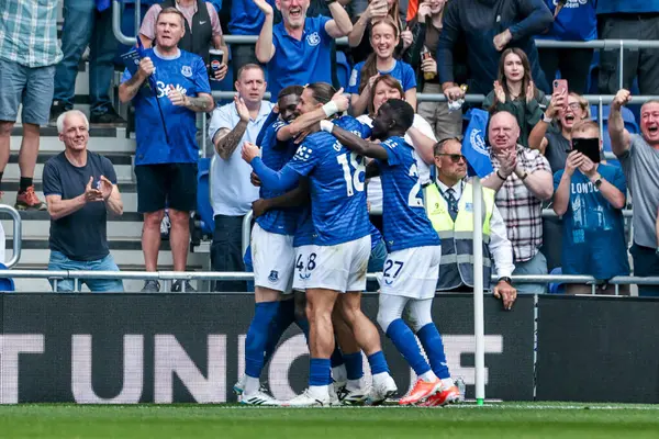 Everton 'dan James Garner, Premier Lig maçında Everton, Brighton ve Hove Albion' a karşı 24 Ağustos 2025 'te Liverpool' daki Liverpool Hill Dickinson Stadyumu 'nda oynanan karşılaşmada takım arkadaşları ile golünü kutluyor.