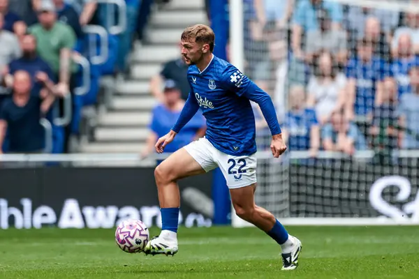 Everton 'dan Kiernan Dewsbury-Hall, Premier League maçında Everton, Brighton ve Hove Albion' a karşı 24 Ağustos 2025 'te Liverpool, Liverpool' daki Hill Dickinson Stadyumu 'nda topla koşuyor.