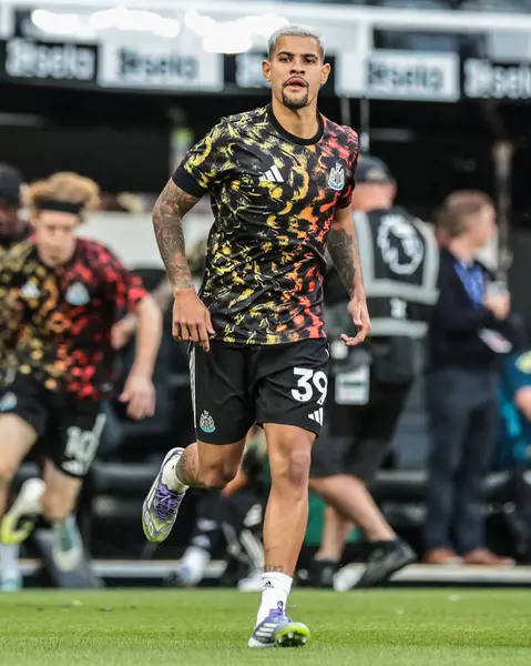 Newcastle 'dan Bruno Guimaraes Premier League maçında maç öncesi ısınma turunda St.James' s Park, Newcastle, İngiltere 'de Newcastle United' a karşı Newcastle, 25 Ağustos 2025