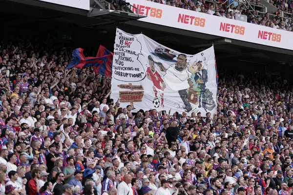 Crystal Palace taraftarları 24 Ağustos 2025 'te İngiltere' nin Selhurst Park kentinde oynanan Crystal Palace-Nottingham Forest maçında pankart kaldırdılar.