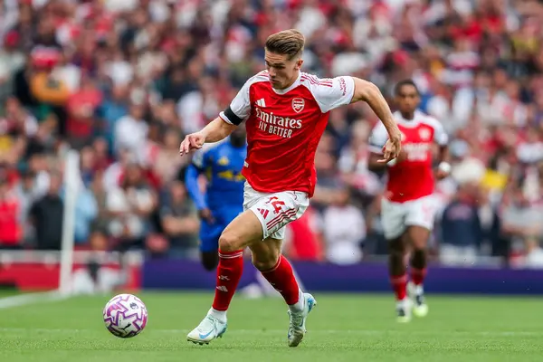 Arsenal 'den Viktor Gyokeres, 23 Ağustos 2025' te Londra 'daki Emirates Stadyumu' nda oynanan Premier League maçında topu aldı.