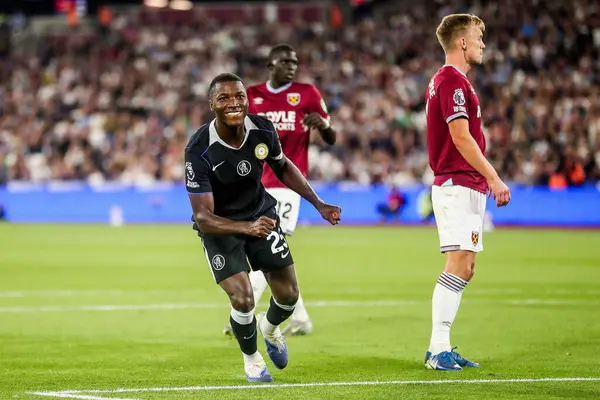 Chelsea 'den Moises Caicedo, 22 Ağustos 2025' te Londra 'daki Londra Stadyumu' nda oynanan Premier League maçında West Ham United ve Chelsea maçında 1-4 kazanma golünü kutluyor.