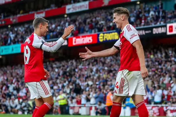 Arsenal 'den Viktor Gyokeres, 23 Ağustos 2025' te Birleşik Emirates Stadyumu 'nda oynanan Premier League maçında 5-0 öne geçmek için takım arkadaşlarıyla penaltısını kutluyor.