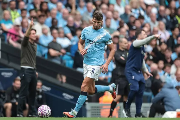 Manchester City 'den Ruben Dias, Manchester City' nin 23 Ağustos 2025 'te Etihad Stadyumu' nda Tottenham Hotspur 'a karşı oynadığı Premier Lig maçında topa vuruyor.