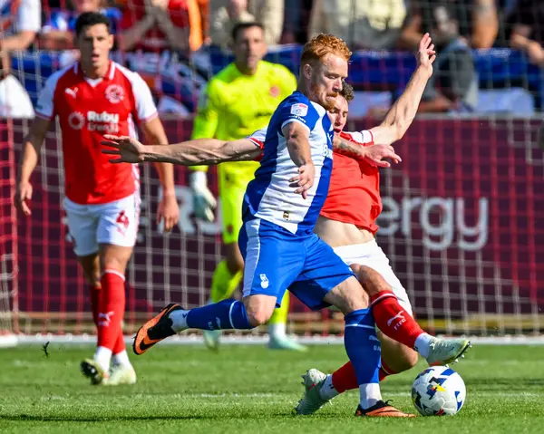 Fleetwood Town 'dan James Bolton, Oldham Athletic takımından Ryan Woods' a, Fleetwood Town - Oldham Athletic maçında meydan okuyor.