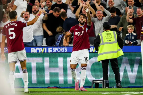 West Ham United takımından Lucas Paqueta, 22 Ağustos 2025 'te Londra' daki Londra Stadyumu 'nda oynanan Premier League maçında 1-0' lık galibiyet golünü kutluyor.