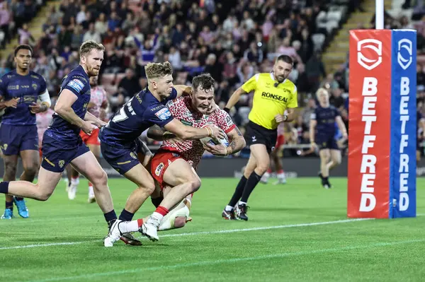 Leigh Leoparları 'ndan Ethan O' neill, 22 Ağustos 2025 'te Leigh Spor Köyü, Leigh, İngiltere' de oynanan Betfred Süper Lig 23. Raundda Leigh Leopards - Salford Red Devils maçına gidiyor.
