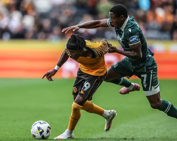 Hull City 'den Joel Ndala, Blackburn Rovers takımından Augustus Kargbo' nun 23 Ağustos 2025 'te MKM Stadyumu' nda oynanan Hull City - Blackburn Rovers maçında faul yaptı.