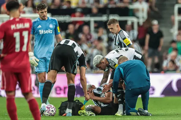 Newcastle United takımından Joelinton, Liverpool 'lu Ryan Gravenberch' in Premier League karşılaşması Newcastle United 'a karşı Liverpool maçında 25 Ağustos 2025' te St. James 's Park, Newcastle' da faul yapması üzerine ıstırap içinde haykırıyor.