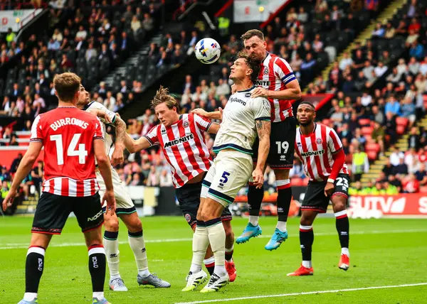 Millwall 'dan Jake Cooper ve Sheffield United takımından Jack Robinson 23 Ağustos 2025' te Bramall Lane, Sheffield, İngiltere 'de Sheffield United' a karşı oynadıkları Sky Bet Şampiyonası maçında top için ikililer yaptılar.