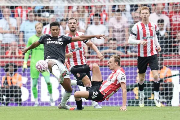 Brentford 'dan Mikkel Damsgaard, Premier Lig maçı Brentford vs Aston Villa' nın 23 Ağustos 2025 'te Londra' daki Gtech Community Stadyumu 'nda oynanan karşılaşmasında Aston Villa' dan Ollie Watkins 'in üzerinden topu kazandı.