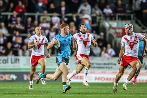 Hull FC 'den Harvey Barron, 22 Ağustos 2025' te St Helens vs Hull FC 'ye karşı oynanan Betfred Süper Lig karşılaşmasında topu bırakıyor.