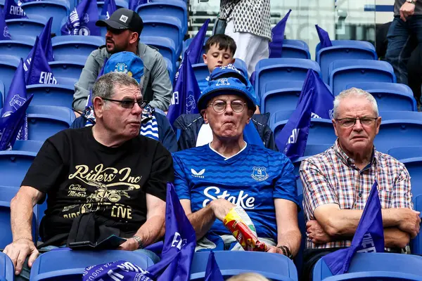 24 Ağustos 2025 'te İngiltere' nin Liverpool şehrindeki Hill Dickinson Stadyumu 'nda oynanan Premier League karşılaşması öncesinde taraftarlar Everton ve Hove Albion maçına geldiler.