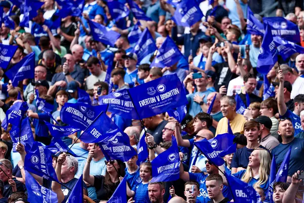 Taraftarlar, İngiltere 'nin Liverpool kenti Hill Dickinson Stadyumu' nda oynanan Premier League maçı öncesinde Everton ve Hove Albion 'a karşı bayrak sallıyorlar.