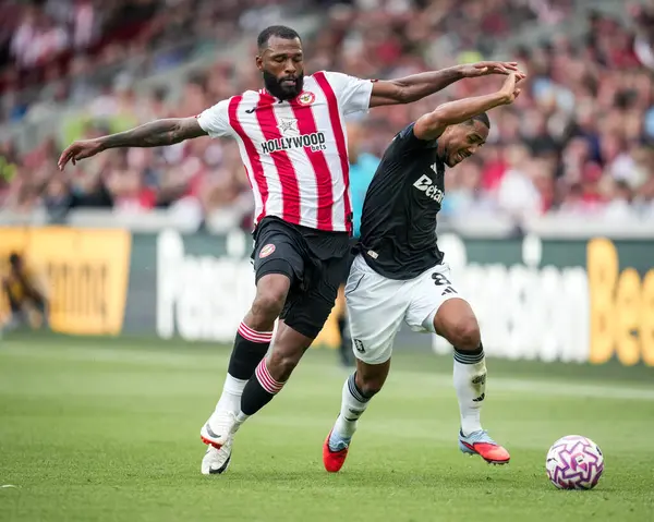 Aston Villa 'dan Youri Tielemans ve Brentford' dan Igor Thiago Premier Lig karşılaşmasında Brentford, Aston Villa 'ya karşı Gtech Community Stadyumu, Londra, Birleşik Krallık, 23 Ağustos 2025