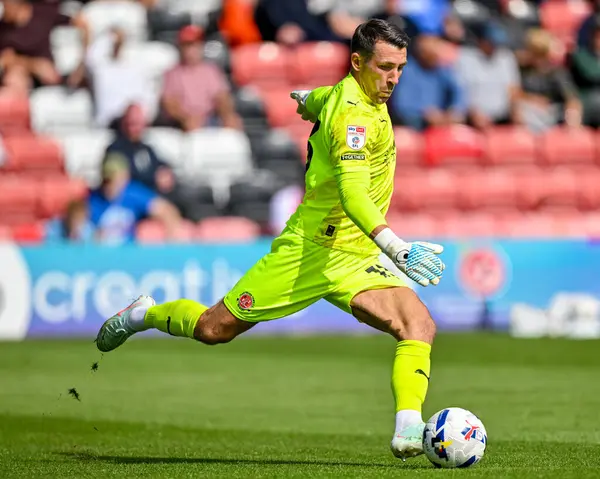 Fleetwood Town 'dan Jay Lynch Gökyüzü İddia Ligi 2 maçında Fleetwood Town, Oldham Athletic' e karşı Highbury Stadyumu, Fleetwood, Birleşik Krallık, 23 Ağustos 2025