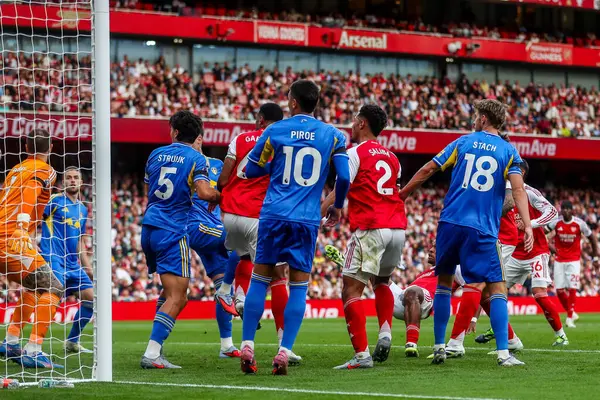 Arsenal 'den Jurrien Timber (engellenmiş) Premier Lig maçı Arsenal-Leeds United maçında 23 Ağustos 2025' te Emirates Stadyumu 'nda 4-0 berabere kaldı.