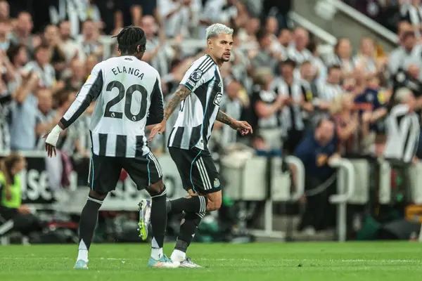 Newcastle United takımından Bruno Guimares, 25 Ağustos 2025 'te St. James' s Park, Newcastle, İngiltere 'de oynanan Premier League karşılaşmasında 1-2 kazanma hedefini kutluyor.