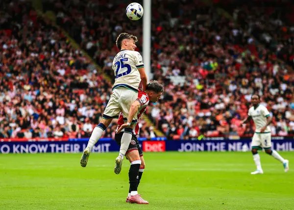 Millwall 'dan Luke Cundle, 23 Ağustos 2025' te Bramall Lane, Sheffield, İngiltere 'de Sheffield United ve Millwall arasındaki Sky Bet Şampiyonası maçında yüksek topu kazanmak için sıçradı.