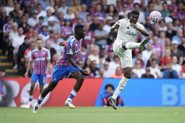 Nottingham Ormanı 'ndan İbrahim Sangar, 24 Ağustos 2025' te İngiltere 'nin Selhurst Park kentinde oynanan Premier League maçı sırasında Nottingham Ormanı' na karşı Crystal Palace maçında topu temizledi.