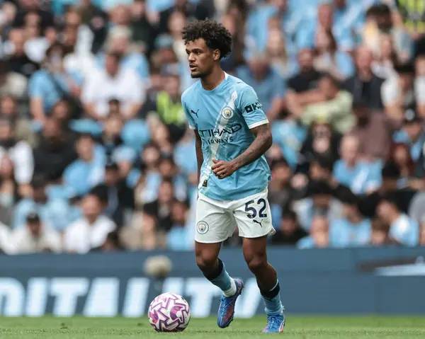 Manchester City 'nin 23 Ağustos 2025' te Etihad Stadyumu 'nda Manchester City ile Tottenham Hotspur arasında oynanan Premier League maçında topla birlikte Oscar Bobb.