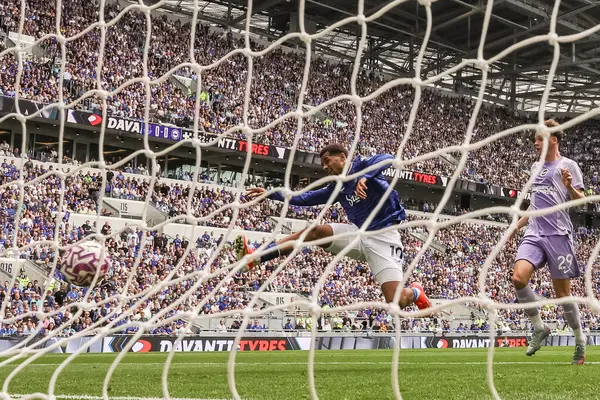 Everton 'dan Iliman Ndiaye Premier Lig maçında Everton, Brighton ve Hove Albion' a karşı 24 Ağustos 2025 'te Liverpool, Liverpool' daki Hill Dickinson Stadyumu 'nda 1-0 berabere kaldı.