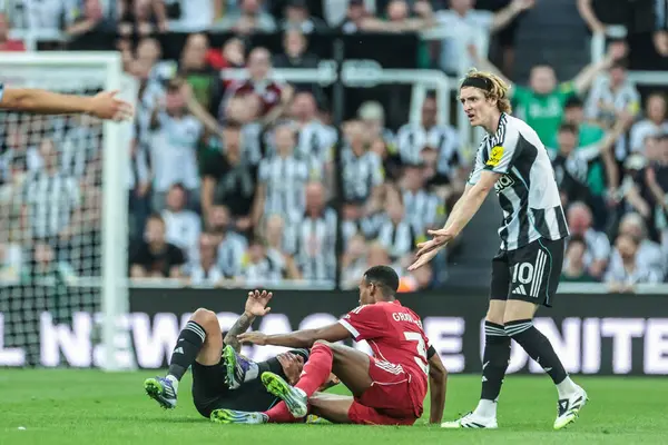 Newcastle United takımından Anthony Gordon, Liverpool 'lu Ryan Gravenberch' in 25 Ağustos 2025 'te St. James' s Park, Newcastle, İngiltere 'de oynanan Premier League karşılaşmasında Bruno Guimares' e faul yaptı.