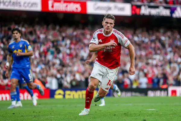 Arsenal 'den Viktor Gyokeres, 23 Ağustos 2025' te İngiltere 'nin başkenti Londra' daki Emirates Stadyumu 'nda oynanan Premier League maçında 5-0' lık galibiyetini kutluyor.