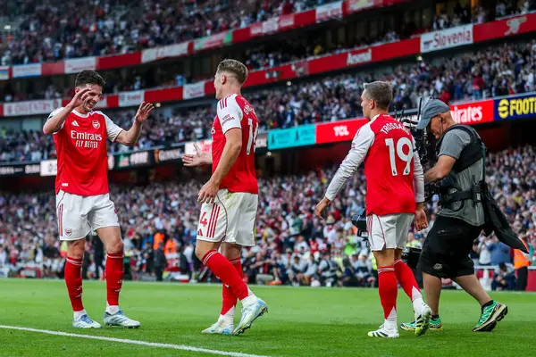 Arsenal 'den Viktor Gyokeres, 23 Ağustos 2025' te Birleşik Emirates Stadyumu 'nda oynanan Premier League maçında 5-0 öne geçmek için takım arkadaşlarıyla penaltısını kutluyor.