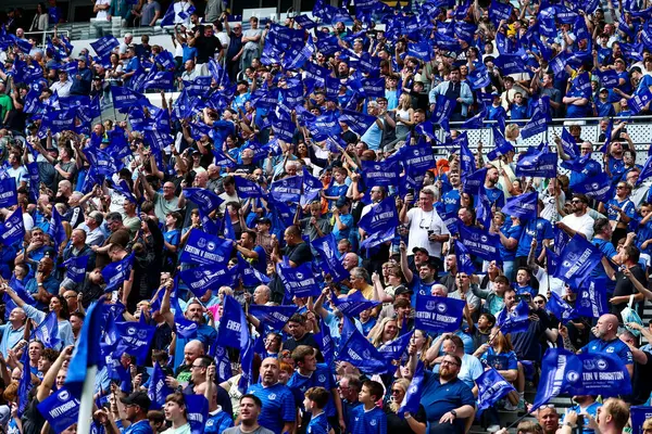 Taraftarlar, İngiltere 'nin Liverpool kenti Hill Dickinson Stadyumu' nda oynanan Premier League maçı öncesinde Everton ve Hove Albion 'a karşı bayrak sallıyorlar.