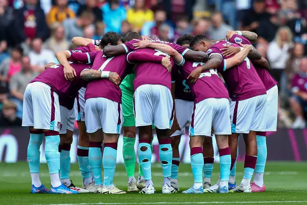 Burnley takımı, Burnley ve Sunderland arasında oynanan Premier Lig maçı sırasında 23 Ağustos 2025 'te Burnley, Burnley, İngiltere' de karşı karşıya geldi.