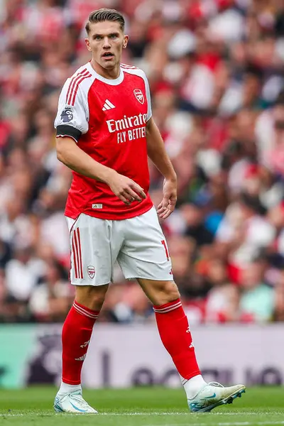 Arsenal 'den Viktor Gyokeres, 23 Ağustos 2025' te Birleşik Krallık 'taki Emirates Stadyumu' nda oynanan Premier League maçında Arsenal 'e karşı Leeds United maçını izliyor.