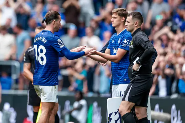 Jack Grealish, Everton Premier Lig maçında Everton, Brighton ve Hove Albion 'a karşı 24 Ağustos 2025' te Liverpool, Liverpool 'daki Hill Dickinson Stadyumu' nda oynanan maçta Everton 'dan Harrison Armstrong' un yerini aldı.