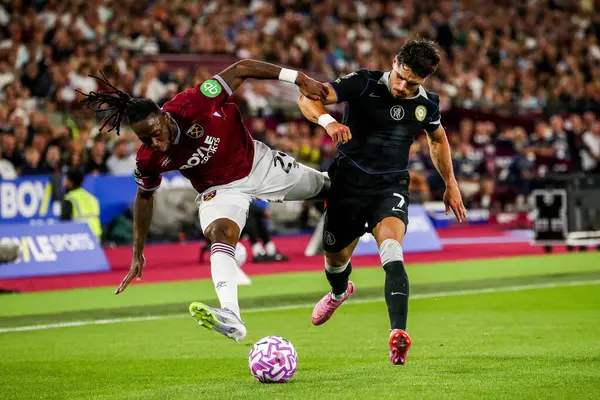 West Ham United takımından Aaron Wan-Bissaka Premier League maçında Chelsea 'li Pedro Neto ile 22 Ağustos 2025' te Londra 'daki Londra Stadyumu' nda Chelsea 'ye karşı oynanan karşılaşmada top için mücadele etti.