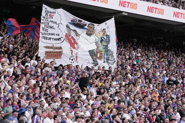 Kristal saray hayranları Nottingham Ormanı sahibi Evangelos Marinakis 'e, Premier Lig maçı sırasında Selhurst Park, Londra, 24 Ağustos 2025' te Nottingham Ormanı 'na karşı Crystal Palace maçında bayrak kaldırdılar.