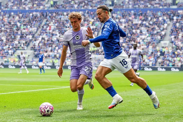 Everton 'dan Jack Grealish, Brighton & Hove Albion' dan Mats Wieffer tarafından 24 Ağustos 2025 'te Liverpool' daki Hill Dickinson Stadyumu 'nda oynanan Premier League maçı sırasında baskı altına alındı.