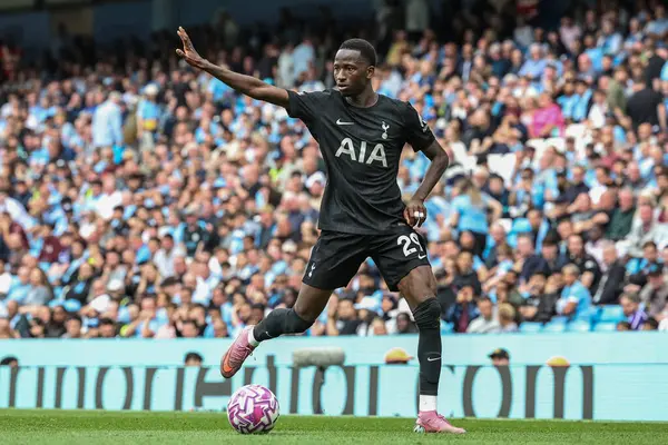 Tottenham Hotspur takımından Pape Matar Sarr, 23 Ağustos 2025 tarihinde Etihad Stadyumu 'nda Manchester City ile Tottenham Hotspur arasında oynanan Premier Lig karşılaşmasında topa vuruyor.