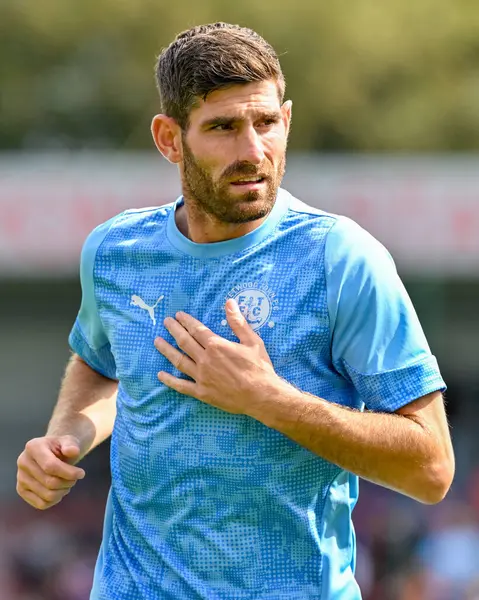 Fleetwood Town 'dan Ched Evans, 23 Ağustos 2025' te İngiltere 'nin Highbury Stadyumu' nda Fleetwood Town - Oldham Athletic maçından önce ısınıyor.