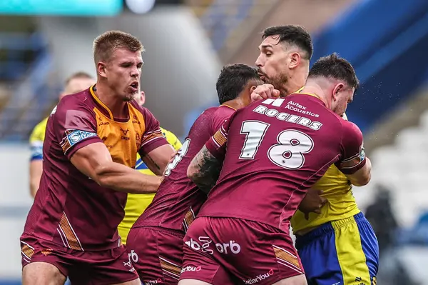 Warrington Wolves 'tan Ryan Matterson, Huddersfield Giants takımından Fenton Rogers tarafından 24 Ağustos 2025' te Accu, Huddersfield, Birleşik Krallık 'ta oynanan Betfred Süper Lig 23. raundunda yenildi.