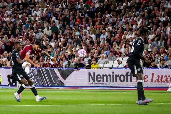 West Ham United takımından Lucas Paqueta Premier League maçında 1-0 öne geçiyor. West Ham United Chelsea 'ye karşı Londra Stadyumu, Londra, İngiltere, 22 Ağustos 2025
